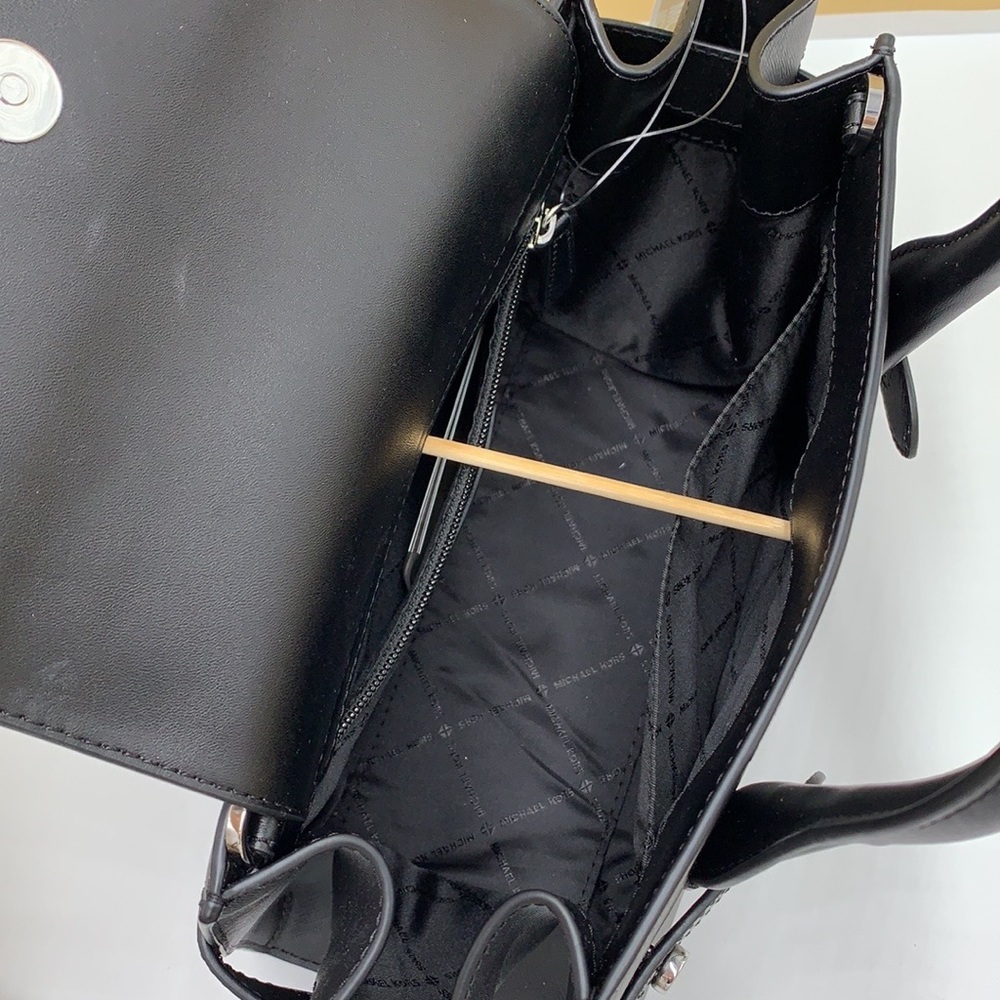 MICHAEL KORS
Carmen Medium Flap Saffiano Leather Belted Satchel Black co… - Picture 11 of 16